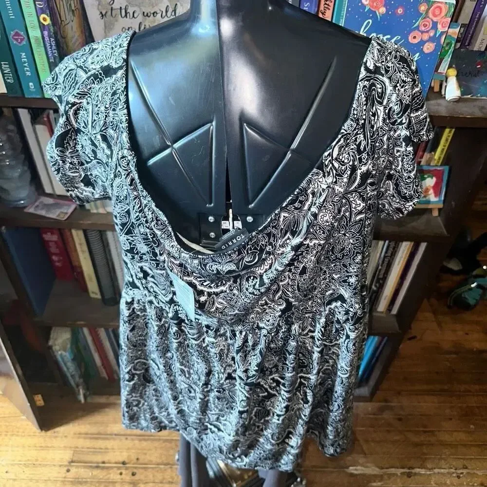 Torrid black & white Parisian floral paisley 3x babydoll top